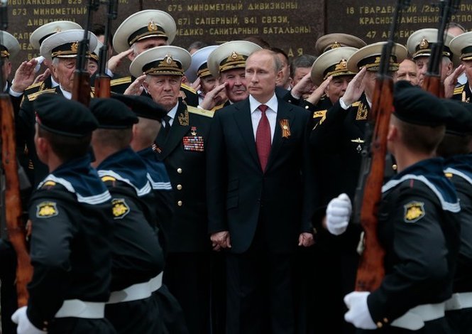 Владимир Путин принимает парад